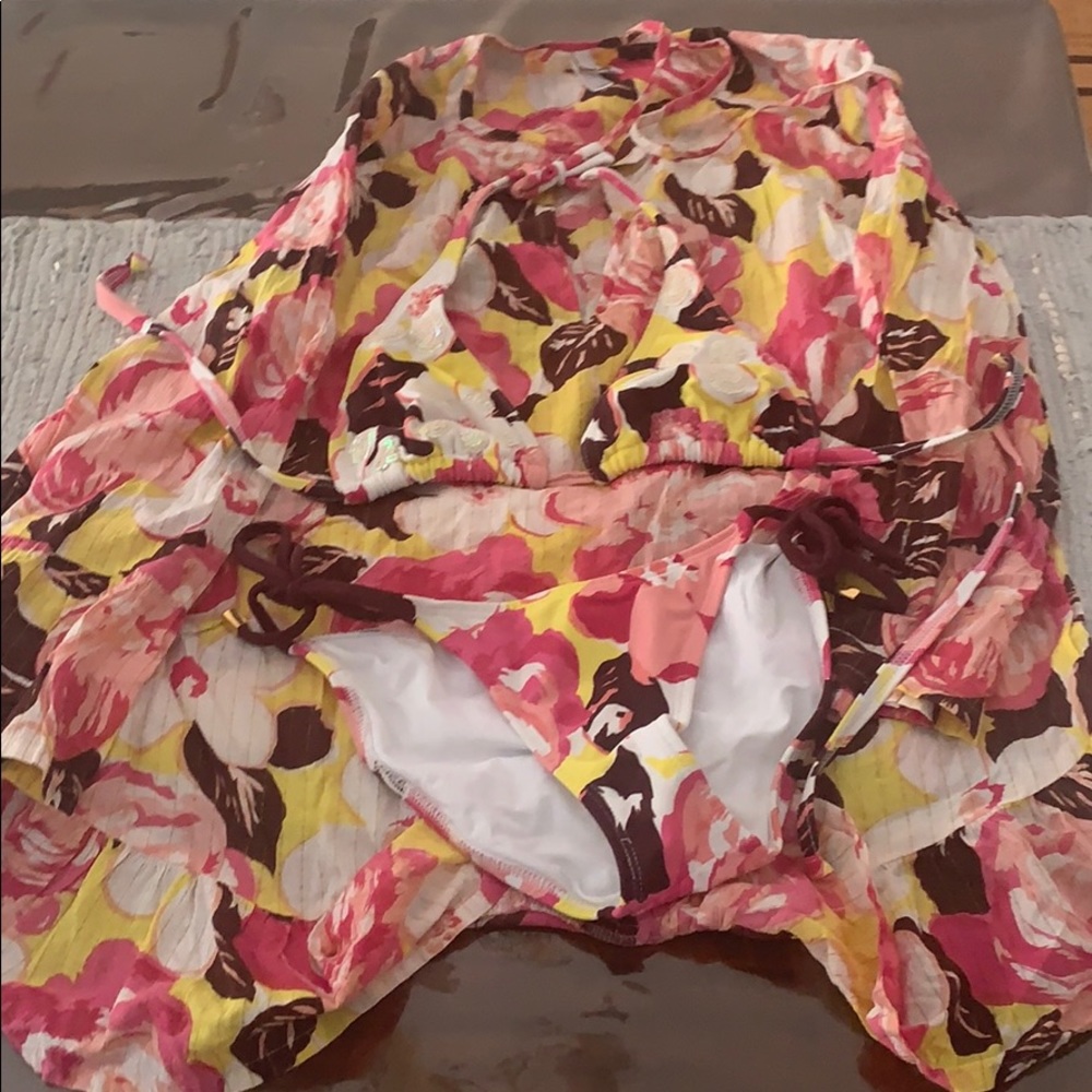 Vix Bikini set and cover up with flower print